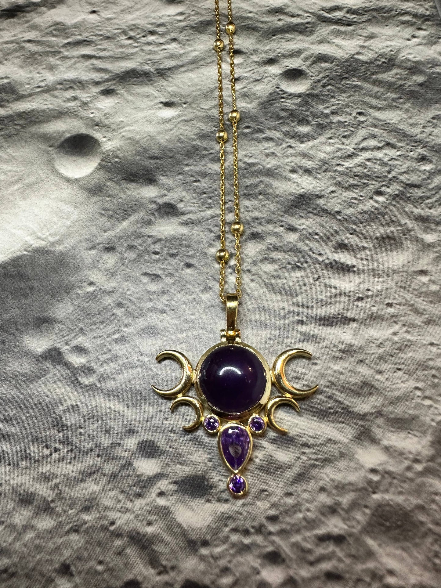 FIVE MOONS AMETHYST Necklace
