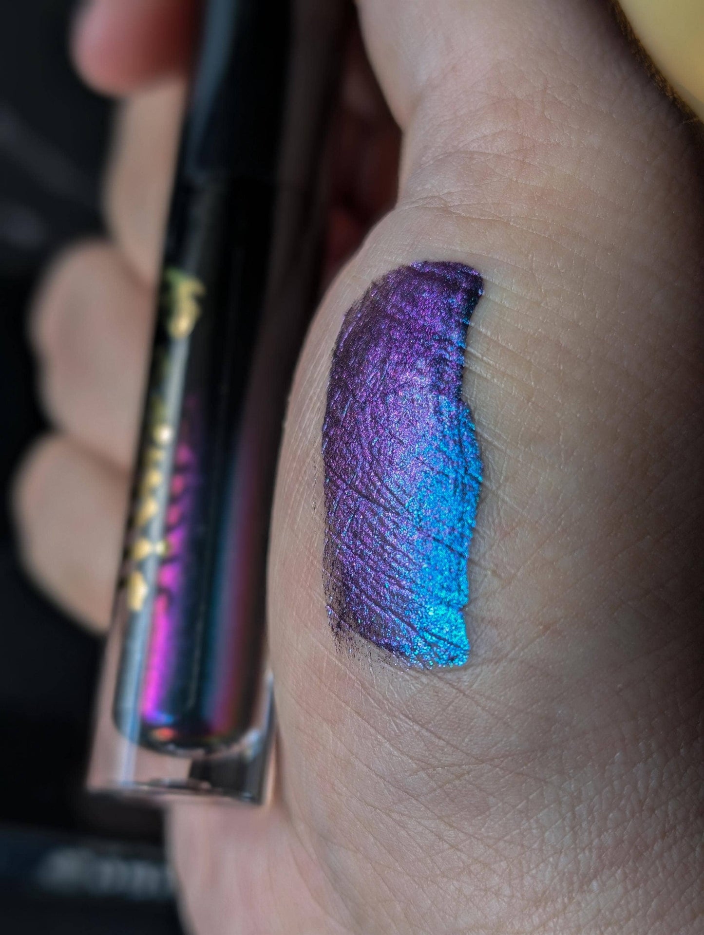 COSMIC - Duochrome liquid eyeshadow