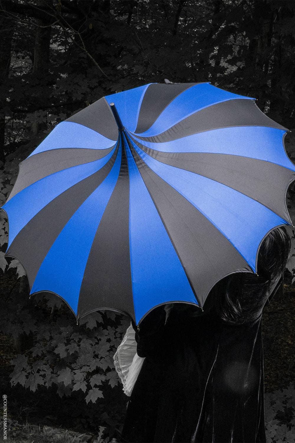 Batwing Pagoda Umbrella [BLACK/BLUE]