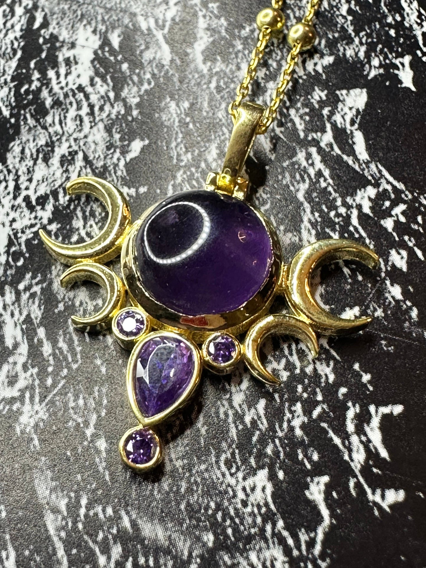 FIVE MOONS AMETHYST Necklace