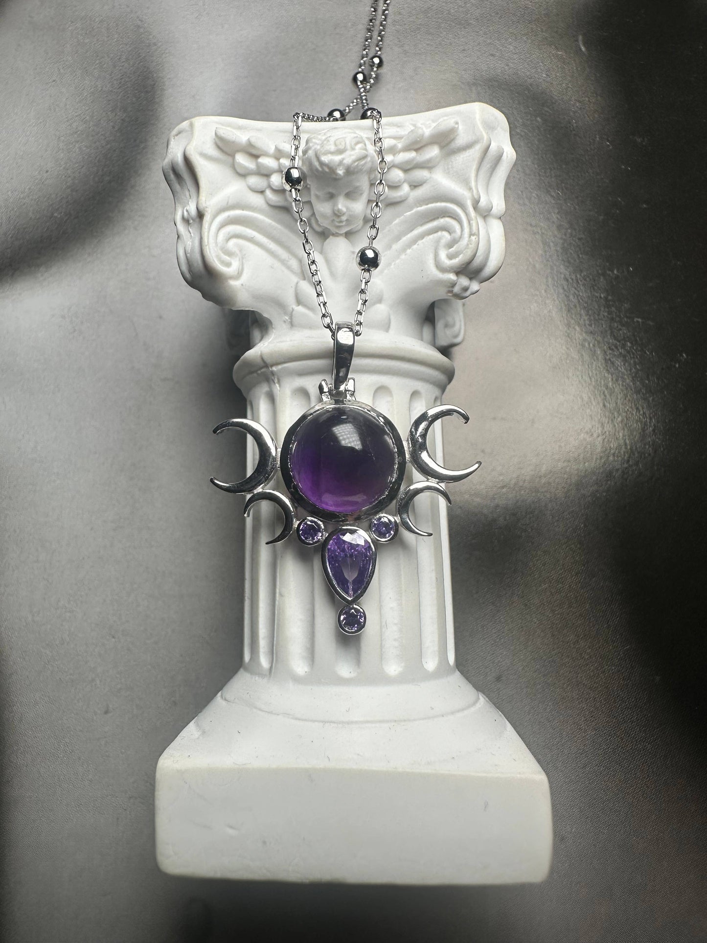 FIVE MOONS AMETHYST Necklace