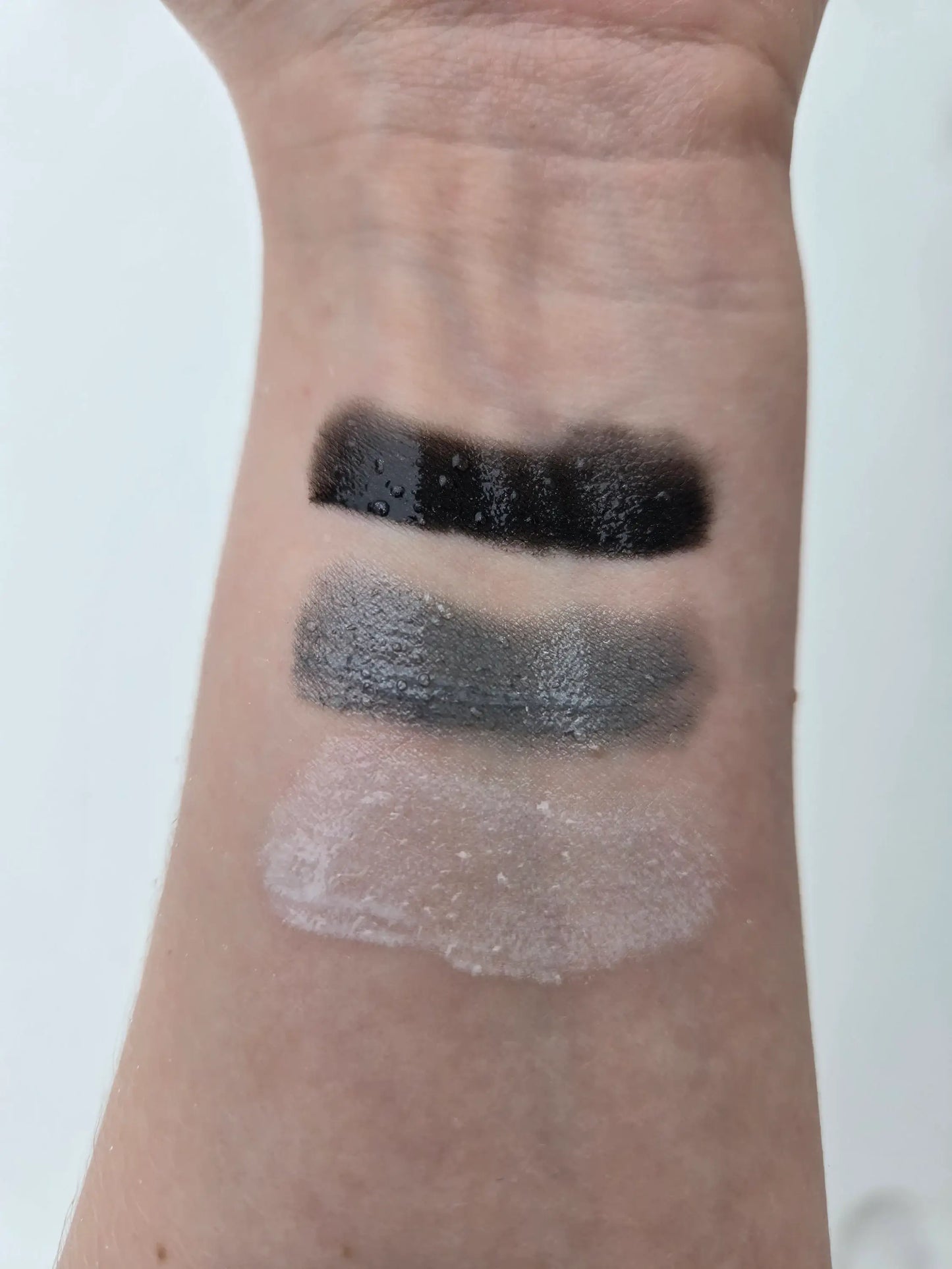Demon Eyes Lip Gloss | vanilla latte | satin black |